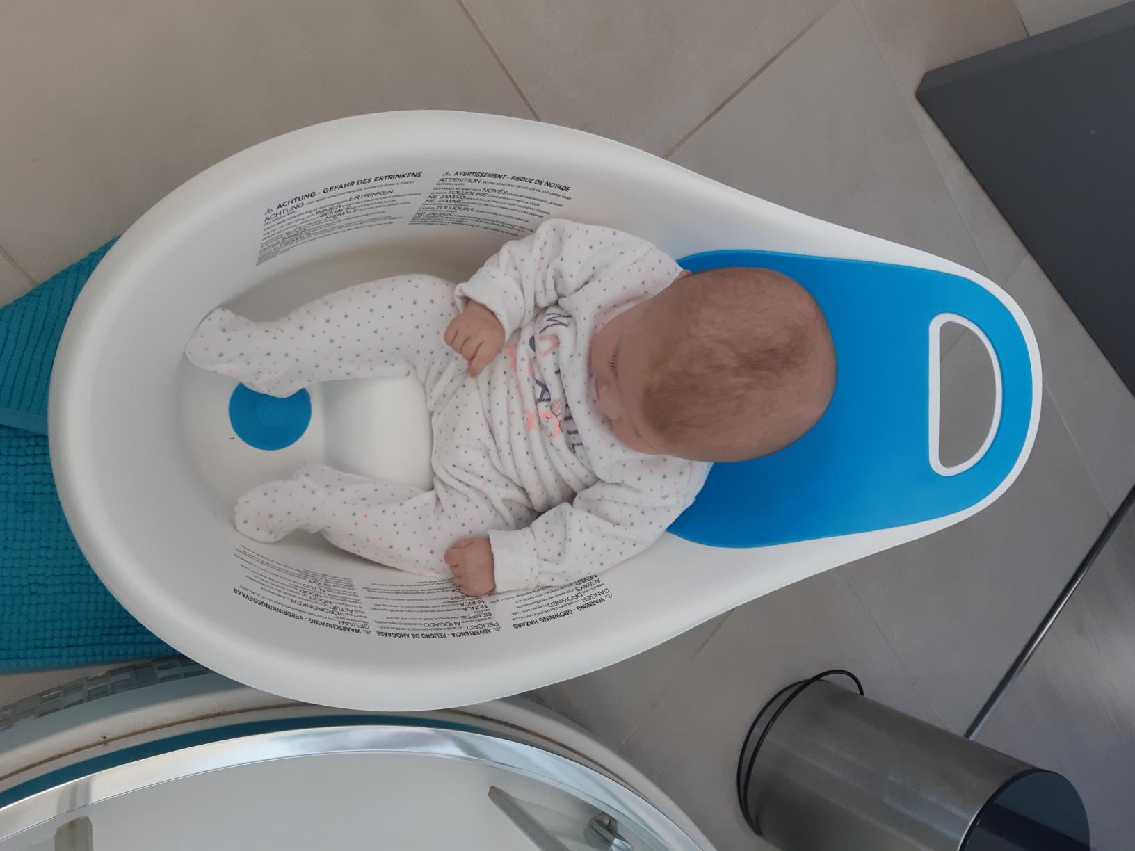 Bébé enfin en sécurité dans le bain