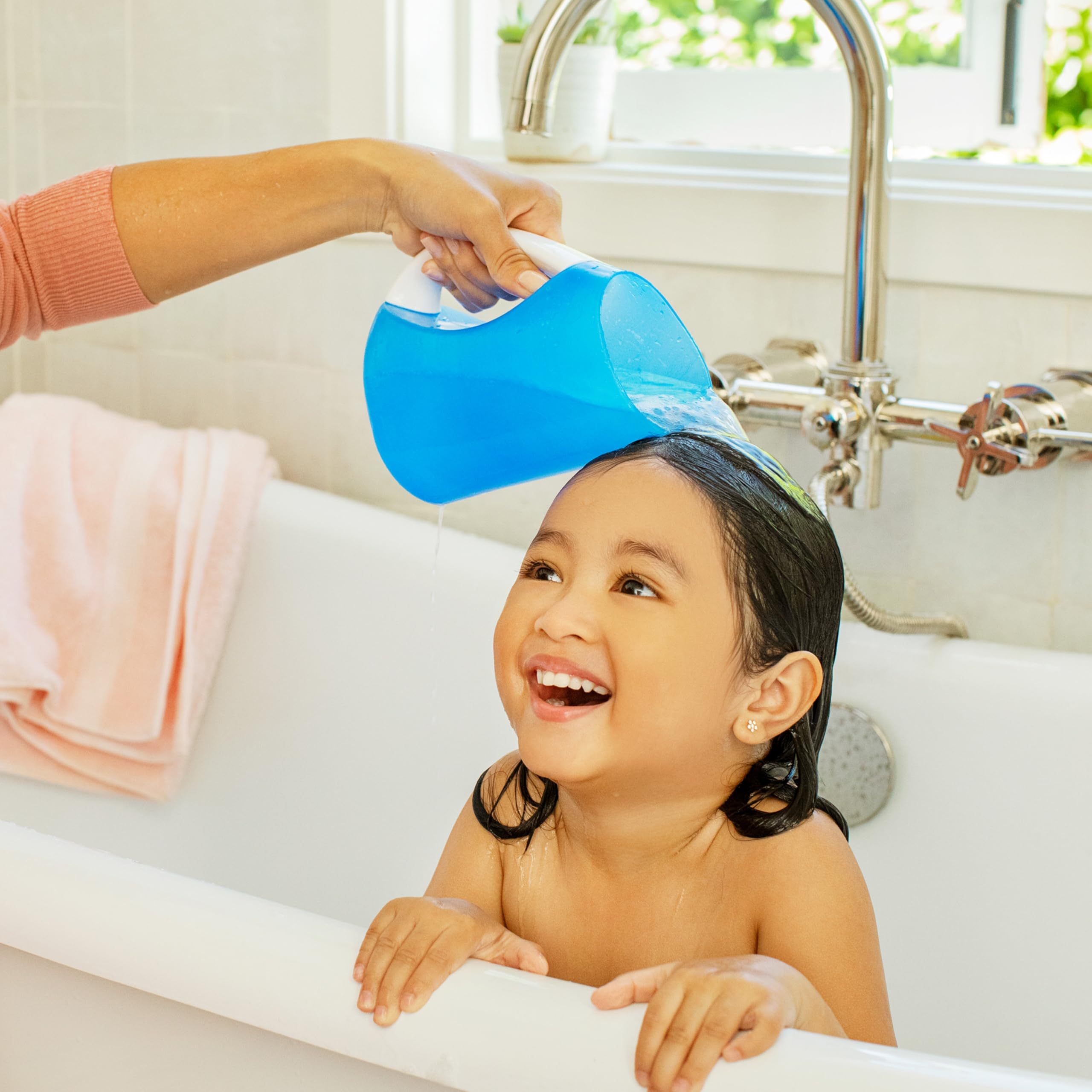 munchkin-pichet-de-bain-bord-souple-rince-cheveux-b-b-tout-petit-avec-poign-e-er image 3